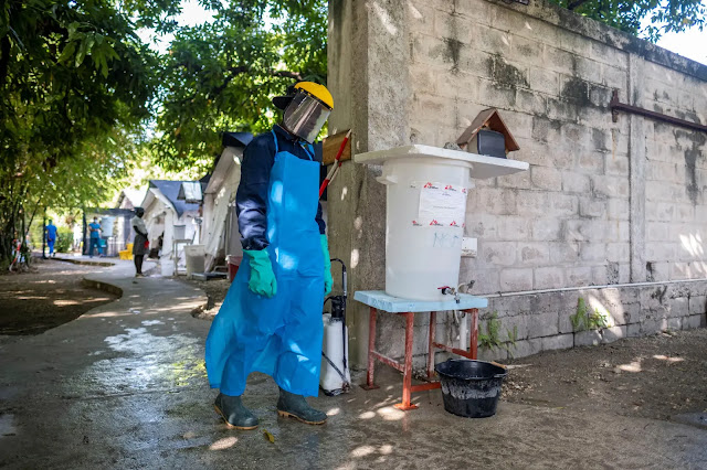 Un trabajador del hospital en una estación de desinfección en la unidad de tratamiento del cólera del hospital de Médicos Sin Fronteras en Cite Soleil, un barrio densamente poblado de Puerto Príncipe.Crédito de Ricardo Arduengo/Reuters