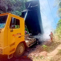 Lori tanah terkena renjatan elektrik pemandu maut