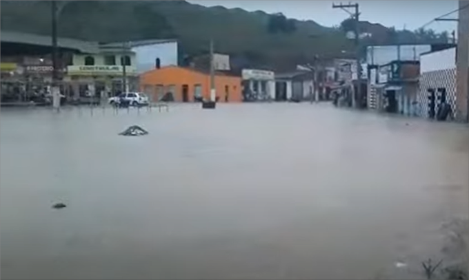 Apuarema: Rompimento de represa causa alagamentos, derruba casas e deixa desabrigados