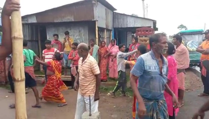 গৃহবধূর দেহ উদ্ধার ঘিরে ধুন্ধুমার কান্ড কালনার হাসপাতাল চত্বরে