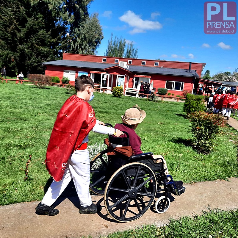 Alumnos de colegio visitan hogar de ancianos en Osorno