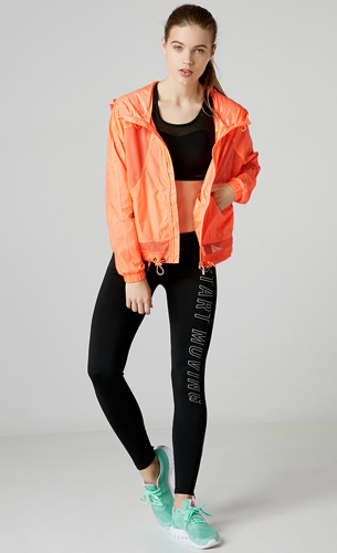 chaqueta deportiva, legging y top Bershka