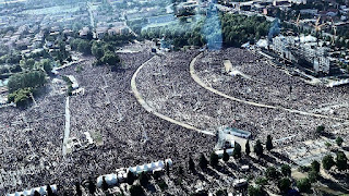 An aerial shot of the crowd of more than 225,000 fans who saw Rossi's 2017 concert in Modena