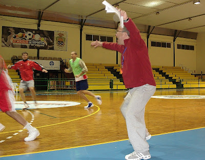 Felipe Coello da instrucciones en un entremaniento