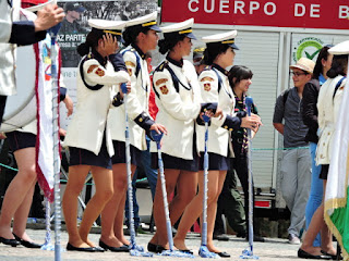 bellas mujeres de la banda marcial del desfile del día de la independencia colombiana