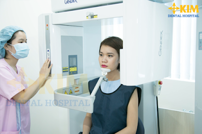 Bệnh nhân đang chuẩn bị chụp X - quang tại Bệnh viện răng Hàm Mặt Sài Gòn
