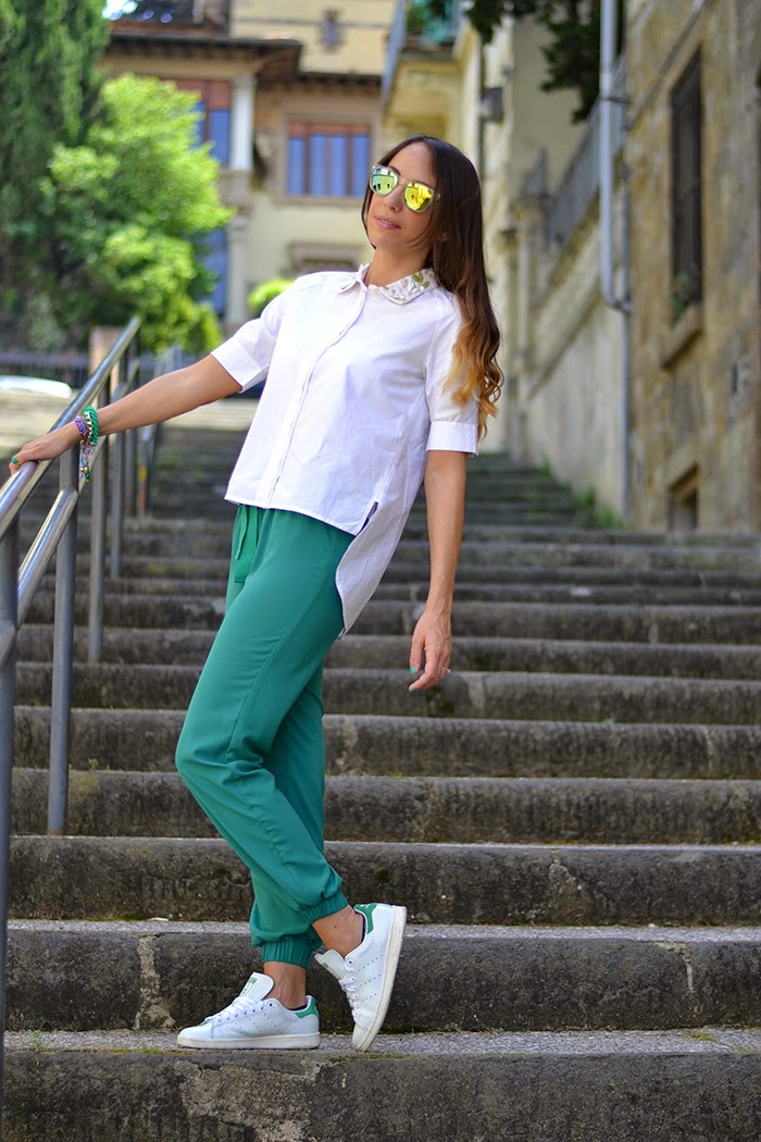 pantaloni verdi camicia bianca