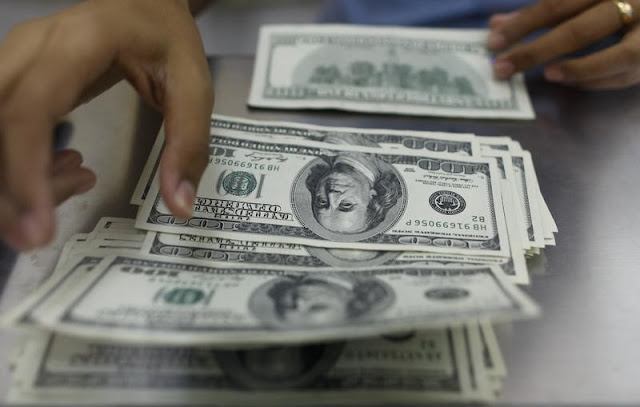 Dólar baja a nivel global