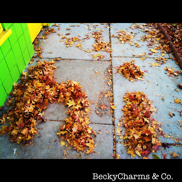 Fall leaves in San Diego that spell hi from el Barrio Logan, fall, autumn, leaves, san diego, beckycharms