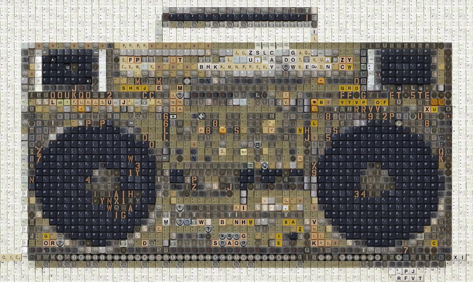 80er Elektronik - Alte Tastaturen in ein Mosaik umgearbeitet