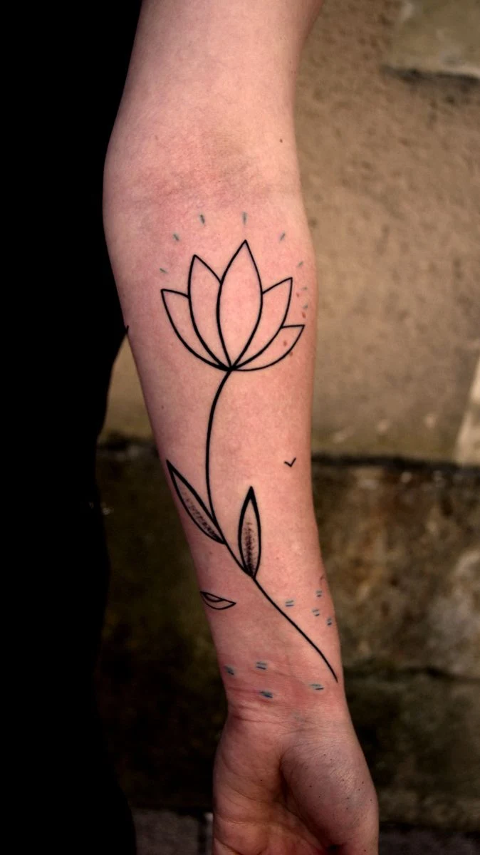 chica con tatuaje de flor de loto