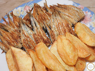 Hamsie cu cartofi prajiti reteta hamsii pe scobitoare prajite in crusta de malai reteta pescareasca dobrogeana traditionala de casa retete culinare romanesti,