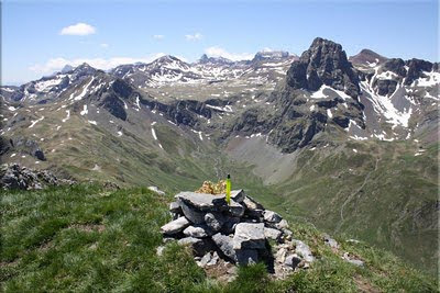 Monolito y vistas en la cima del Pic d'Aneou