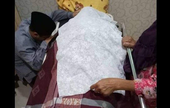 Bunda Ustaz Abdul Somad dikabarkan meninggal dunia di Pekanbaru, Senin (18/3/2019) pagi ini. Menurut rencana, almarhumah akan dimakamkan di kampung halamannya di Kisaran, Sumatera Utara.