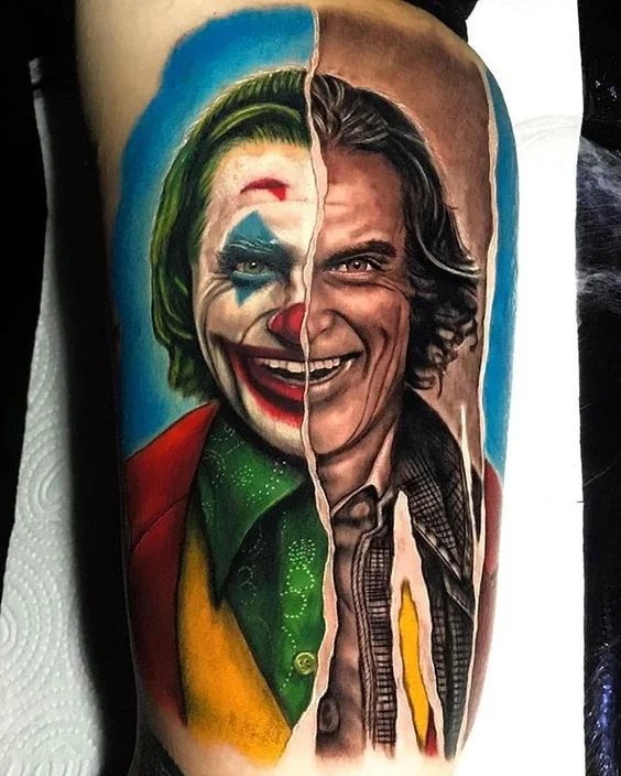 Foto de un tatuaje de  Joaquin Phoenix caracterizado como el Joker