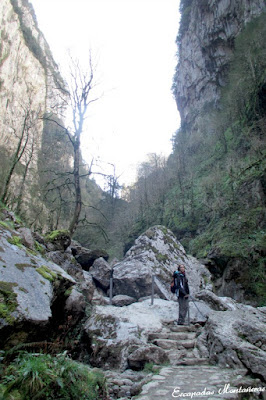 Tramo de camino rocoso junto al río.