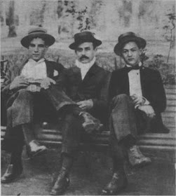 Angel Vargas(derecha) con dos amigos en 1920