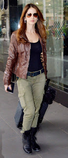 We are absolutely loving Suzzane Roshan here in her cargos, leather jacket and aviators look. Super comfy and uber stylish!