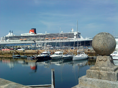 The cruiser "Queen Mary 2" docked in the port of Vigo (E.V.Pita, 2012)