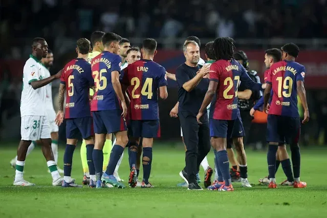 Arne Slot, le nouvel entraîneur de Liverpool, a les yeux rivés sur Frenkie de Jong, le milieu de terrain néerlandais du FC Barcelone. Malgré des débuts prometteurs à Anfield, Slot souhaite renforcer son équipe avec de nouveaux talents et voit en de Jong une recrue potentielle de choix. Frenkie de Jong, qui a déjà une solide expérience à Barcelone, pourrait apporter une richesse de qualité au milieu de terrain de Liverpool. Ses compétences techniques, sa vision du jeu et sa capacité à dicter le rythme pourraient être un atout précieux pour les Reds. Une situation instable à Barcelone  La situation de Frenkie de Jong à Barcelone est actuellement incertaine. Il est confronté à un différend concernant les négociations de son contrat et manque de temps de jeu. Ruud Gullit, une légende du football néerlandais, lui a même conseillé de quitter la Catalogne pour relancer sa carrière. Une opportunité pour Liverpool  Liverpool pourrait profiter de cette situation pour attirer Frenkie de Jong. L'entraîneur Arne Slot est convaincu que le milieu de terrain néerlandais serait un excellent ajout à son équipe. Si les Reds parviennent à convaincre de Jong de rejoindre Anfield, ils pourraient réaliser un coup majeur sur le marché des transferts. L'intérêt de Liverpool pour Frenkie de Jong pourrait être l'un des feuilletons de l'été sur le marché des transferts. Si ce transfert se concrétise, il pourrait avoir un impact significatif sur la composition de l'équipe de Liverpool et sur la dynamique du championnat anglais.