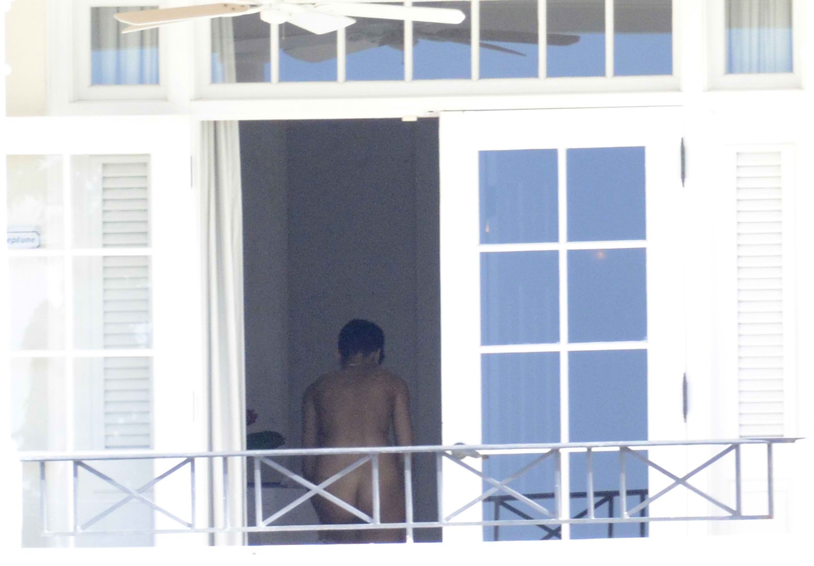 Rihanna “Caught” Nude by Paparazzi While Changing Bikinis in Barbados.