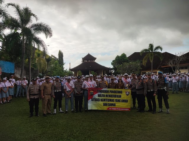 Kasat Binmas Dampingi Kapolres Karangasem Giat Police Goes To School di SMAN 2 Amlapura 