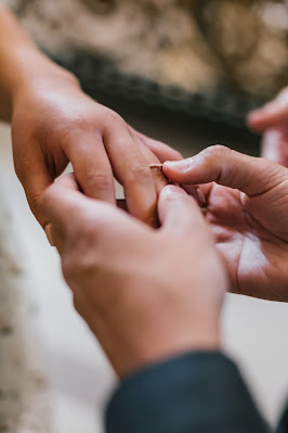 Novio poniéndole la alianza en el dedo a la novia