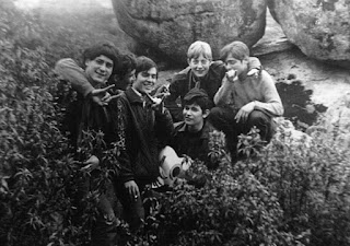 1967-Excursión...  Con 16 años ya no me separaba de mi guitarra. En la foto se me ve en compañía de mis amigos del barrio durante una excursión a Torrelodones, sierra de Madrid. Ni idea de qué pudiera estarles cantando.