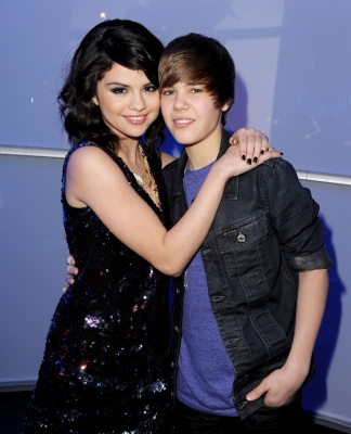 justin bieber wallpaper 2009. selena gomez and justin bieber