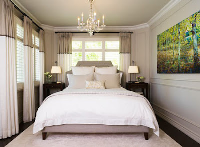 Phòng ngủ đơn giản với rèm cửa sổ lãng mạn