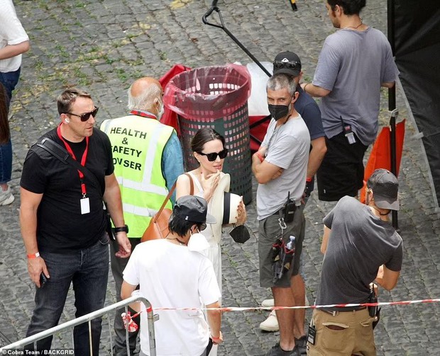 Angelina Jolie tái xuất rạng ngời trên phim trường, Pax Thiên chăm sóc <a href=