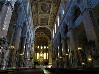 Catedral Santa Maria Assunta interior de Nápoles Itália