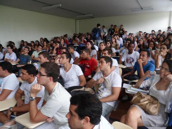 Alunos de Direito param aulas em protesto contra estrutura na UFBA