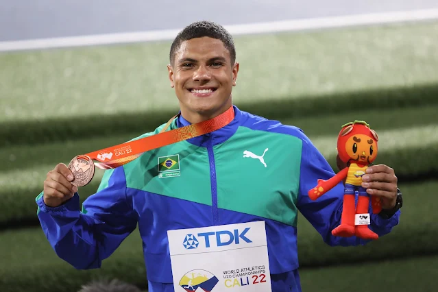 Gabriel Boza posa com a medalha de bronze conquistada no mundial sub20 de atletismo