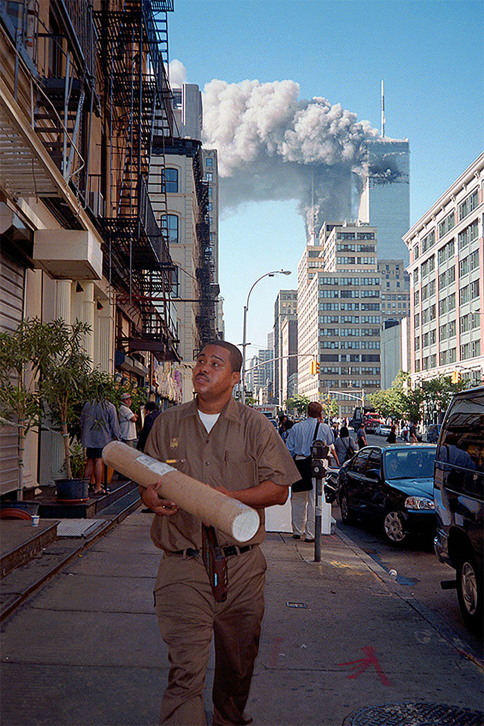 18 Rare Historical 9/11 Photos That You Most Possibly Haven't Seen Before - A Man Has A Job To Do