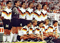 SELECCIÓN DE LA REPÚBLICA FEDERAL DE ALEMANIA - Temporada 1989-90 - Berthold, Illgner, Kohler, Buchwald, Völler, Augenthaler; Littbarski, Brehme, Hässler, Klinsmann y Matthäus - REPÚBLICA FEDERAL DE ALEMANIA 1 (Andreas Brehme), ARGENTINA 0 - 08/07/1990 - Campeonato Mundial de Italia 1990, final - Roma, Italia, estadio Olímpico - ALEMANIA gana su tercer CAMPEONATO DEL MUNDO