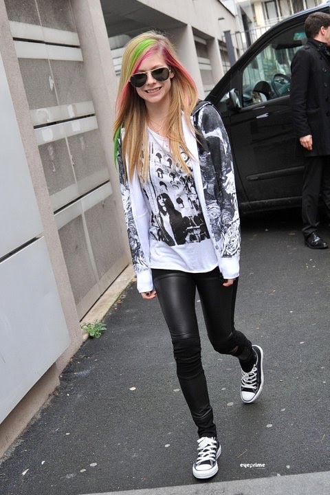 Recientemente Avril Lavigne public un nuevo video en WTHtv sta vez 