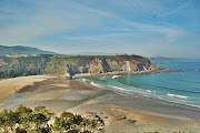 . linea de playa, y a 5 minutos de Luarca y 15 de Cudillero se encuentran . (playa cueva luarca)