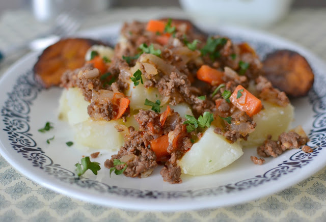 Ground Beef and Vegetables with Garlic Seasoned Potatoes Recipe. Meat and potato comfort food just like your grandma made! This dinner is ready in 30 minutes and is so simple but so delicious! Budget friendly too!