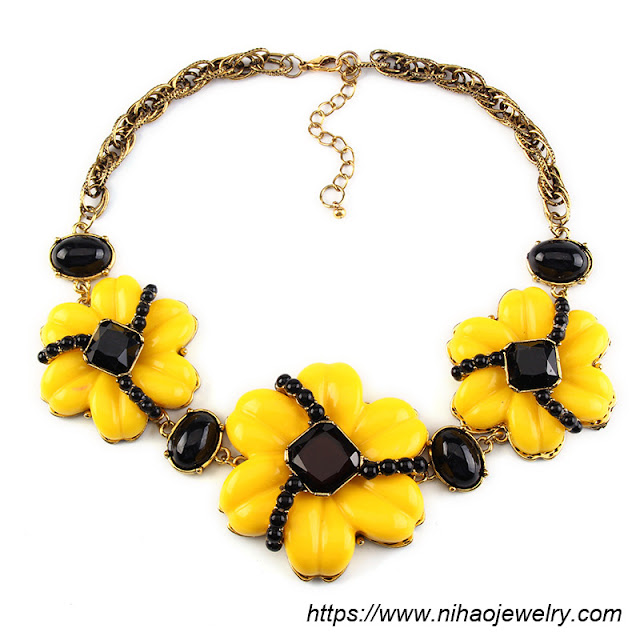 Occident minimalist Plastic / Resin flowers necklace ( white ) 