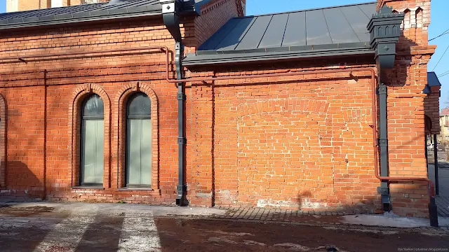 Стена старого кирпичного здания