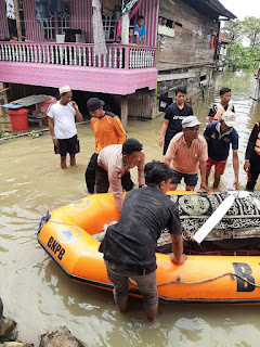 Akibat Banjir, Personel Sat Samapta Polres Wajo Evakuasi Warga Yang Meninggal Menggunakan Perahu Karet