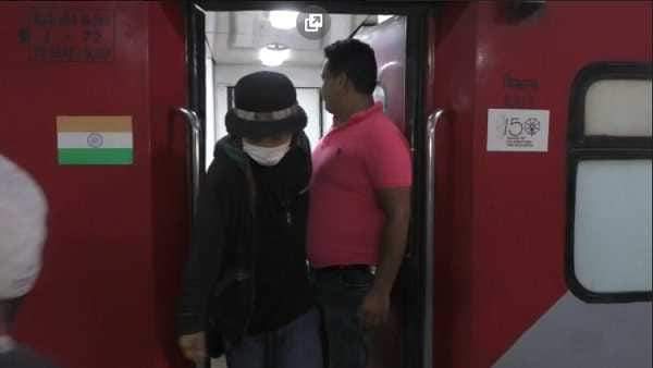 पूर्वा एक्सप्रेस में जापानी नागरिक को खांसते देख यात्रियों में मचा हड़कंप, पुलिस-डॉक्टर भी रहे दूर
