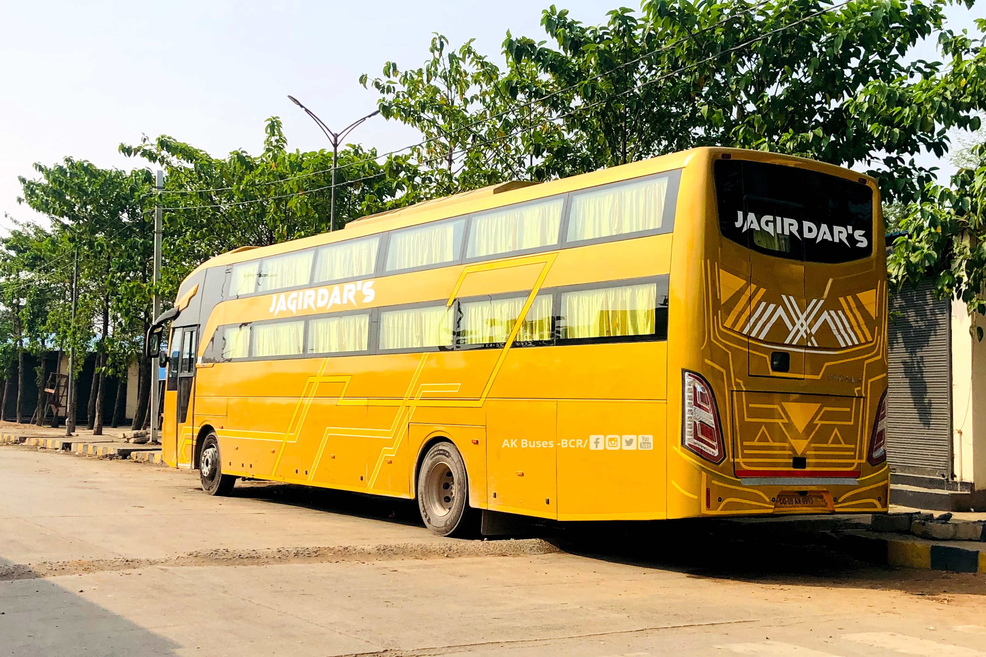 Jagirdar travels new sutlej s1800 bus side back view