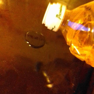 Sticla de ulei din care am pus cateva picaturi de ulei pe dosul tavii