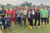  H. Zainul Miftah Serahkan Piala HZM Bagi Juara Turnamen Sepakbola U-40 se-Kota Depok