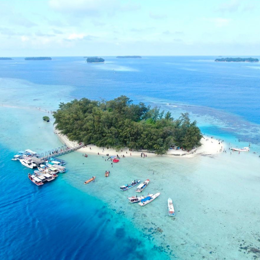 Taman Nasional Kepulauan Seribu adalah sebuah kawasan konservasi laut yang terletak di sebelah utara Jakarta, Indonesia. Taman nasional ini memiliki luas sekitar 1.080 km persegi dan terdiri dari 110 pulau kecil, atol, dan terumbu karang yang tersebar di sekitar Teluk Jakarta.