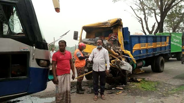 খুলনার ফুলতলায় বাস ও ইটবাহী ট্রাকের মুখোমুখি সংঘর্ষে ট্রাক চালক নিহত || খুলনার খবর২৪