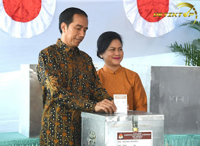 Presiden Joko Widodo (Jokowi) dan Ibu Negara Iriana menyalurkan hak pilihnya pada Pilkada DKI 2017 putaran kedua di TPS 04 Gambir, Jakarta, Rabu (19/4). Jokowi terdaftar dalam DPT nomor 218, sedangkan Iriana di DPT nomor 219.