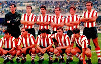 ATLÉTICO DE BILBAO. Temporada 1969-70. Iribar, Zugazaga, Echeberría, Aranguren, Igartua, Larrauri. Estéfano, Argoitia, Arieta II, Clemente y Rojo I. C. F. BARCELONA 3 ATLÉTICO DE BILBAO 2 Domingo 05/10/1969, 16:30 horas. Campeonato de Liga de 1ª División, jornada 4. Barcelona, Nou Camp. GOLES: ⚽1-0: 20’, Pujol. ⚽2-0: 46’, Zaldúa. ⚽3-0: 64’, Rexach. ⚽3-1: 75’, Eladio, en propia puerta. ⚽3-2: 87’, Ortuondo.